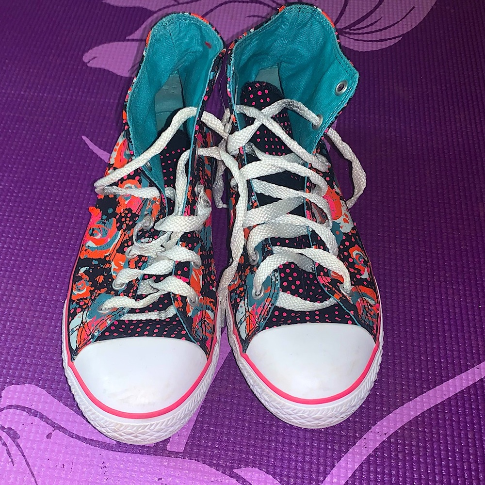 Selling a pair of converse size 5.5 that is multiple color